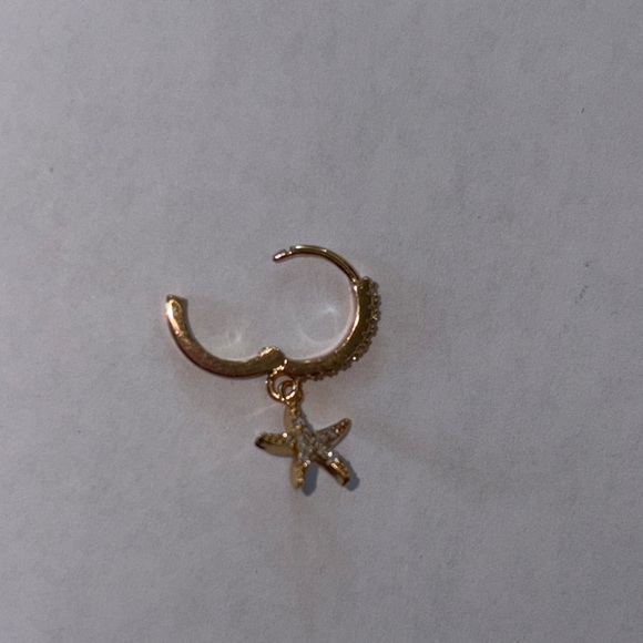 One gold tone starfish earring with pavè gemstone design (this is a single) - Picture 6 of 6